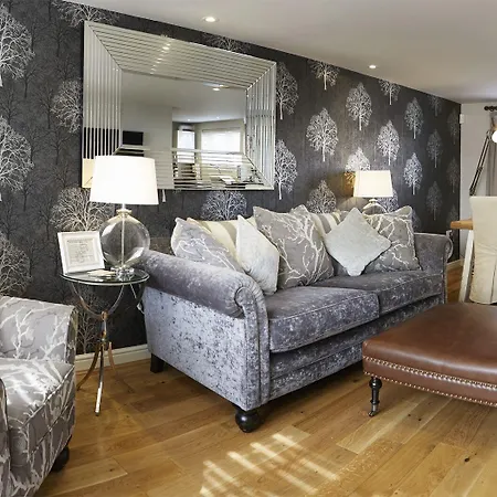 בית נופש Five Star סקארבורו